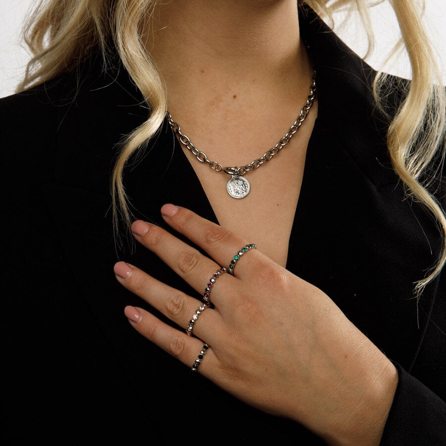 My Bendel Zilveren ketting met grote schakels en munt, een uniek accessoire dat robuustheid en elegantie combineert. Perfect voor zelfverzekerde stijl. My Bendel