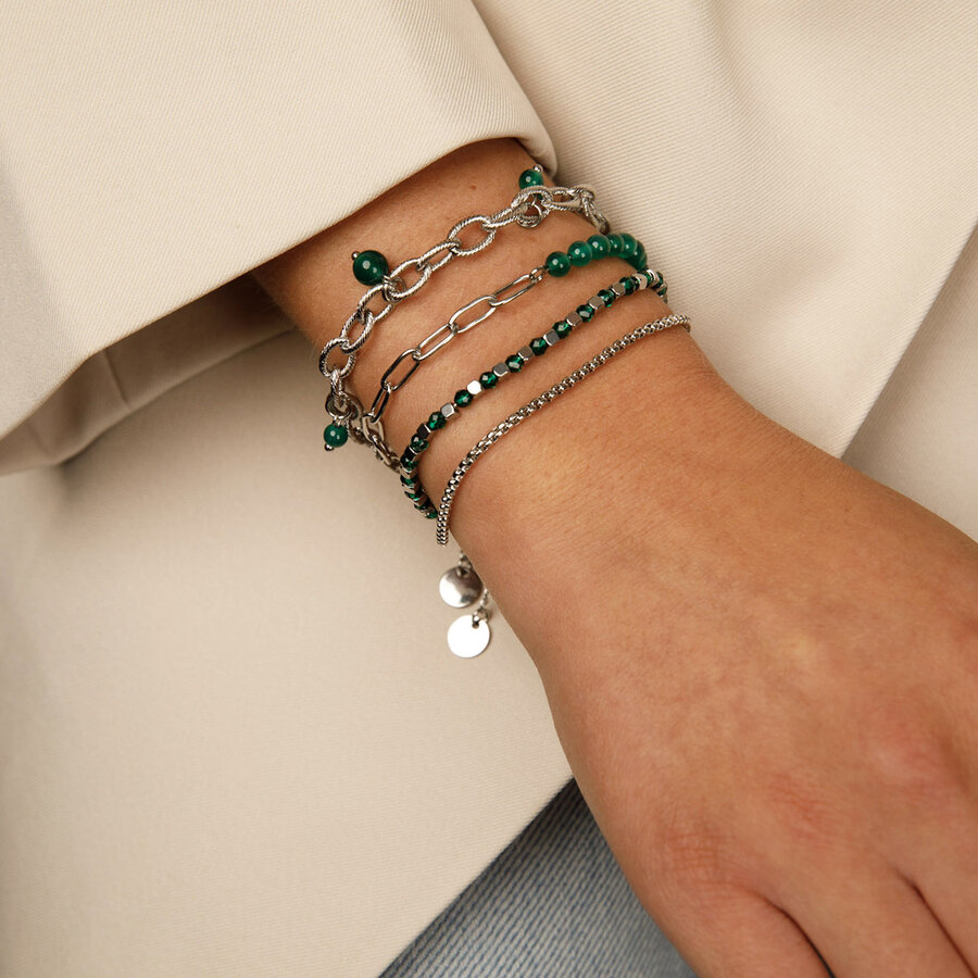 My Bendel Stijlvolle zilveren armband met groene glasstenen. Elegantie en schittering in één. Laat je pols stralen met tijdloze schoonheid. # PO2338