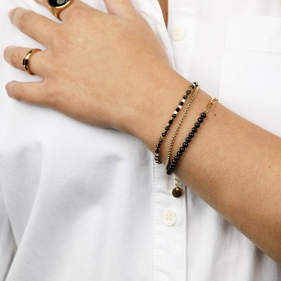 My Bendel Gouden dubbele armband met zwarte glasstenen. Elegantie en schittering verenigd. Laat je pols stralen in tijdloze schoonheid. # PO2333