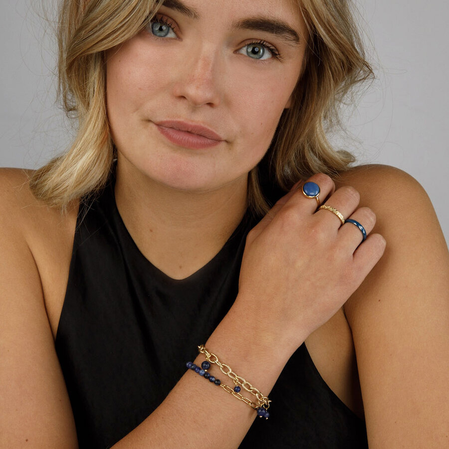 My Bendel Verfraai je pols met onze gouden schakelarmband, versierd met Sodalite kralen. Elegant en speels, voor harmonie en zelfvertrouwen. # VI5555