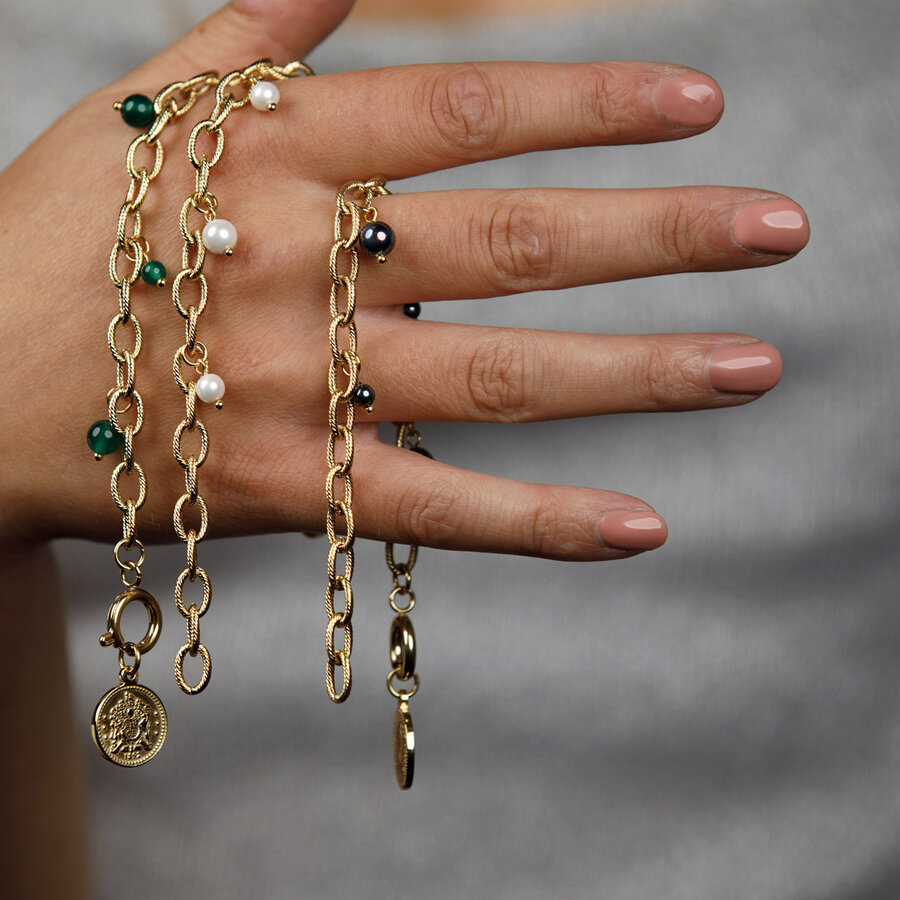 My Bendel Verfraai je pols met onze gouden schakelarmband, versierd met Sodalite kralen. Elegant en speels, voor harmonie en zelfvertrouwen. # VI5555