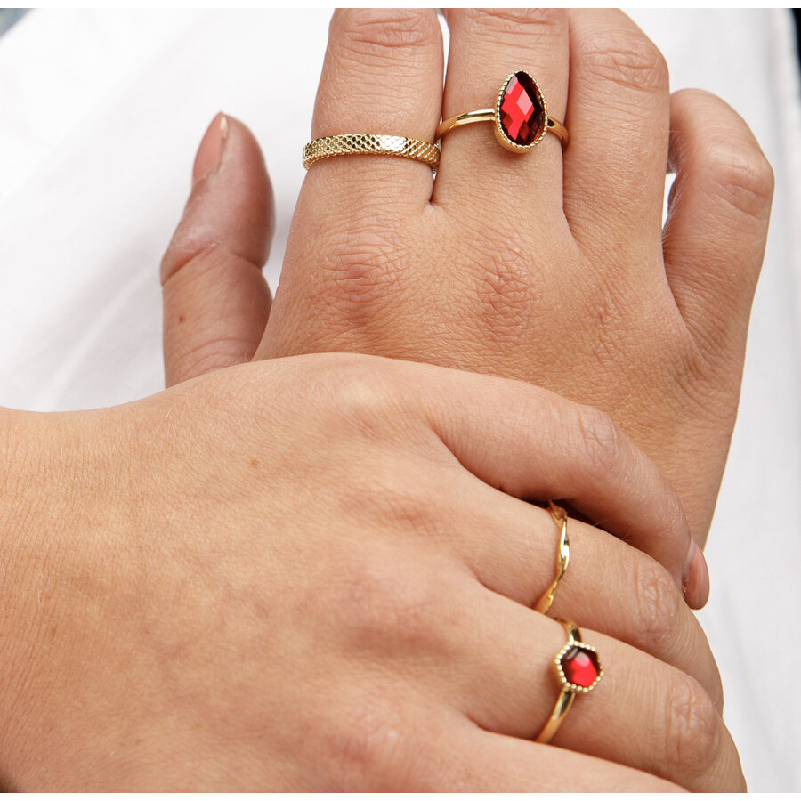 My Bendel Gouden ring met zeshoekige donkerrode glassteen. Elegant en verfijnd. Perfecte aanvulling op elke look. 1 jaar garantie.