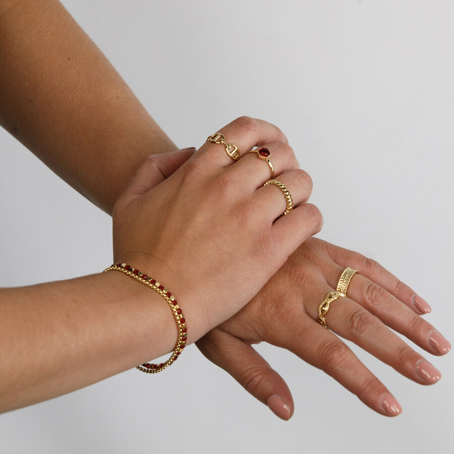 My Bendel Gouden ring met zeshoekige donkerrode glassteen. Elegant en verfijnd. Perfecte aanvulling op elke look. 1 jaar garantie.