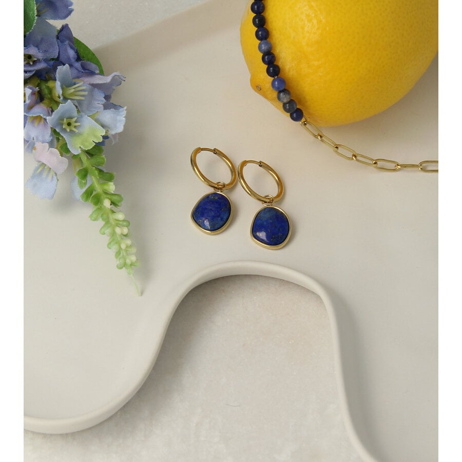 My Bendel Gouden schakelketting met levendige Sodalite edelstenen voor een exclusieve look vol harmonie en zelfvertrouwen. My Bendel.