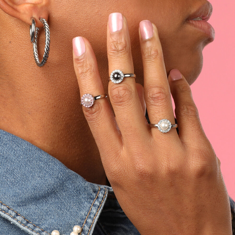 My Bendel Zilveren ring met een ronde witte parel versierd met zirkonia steentjes