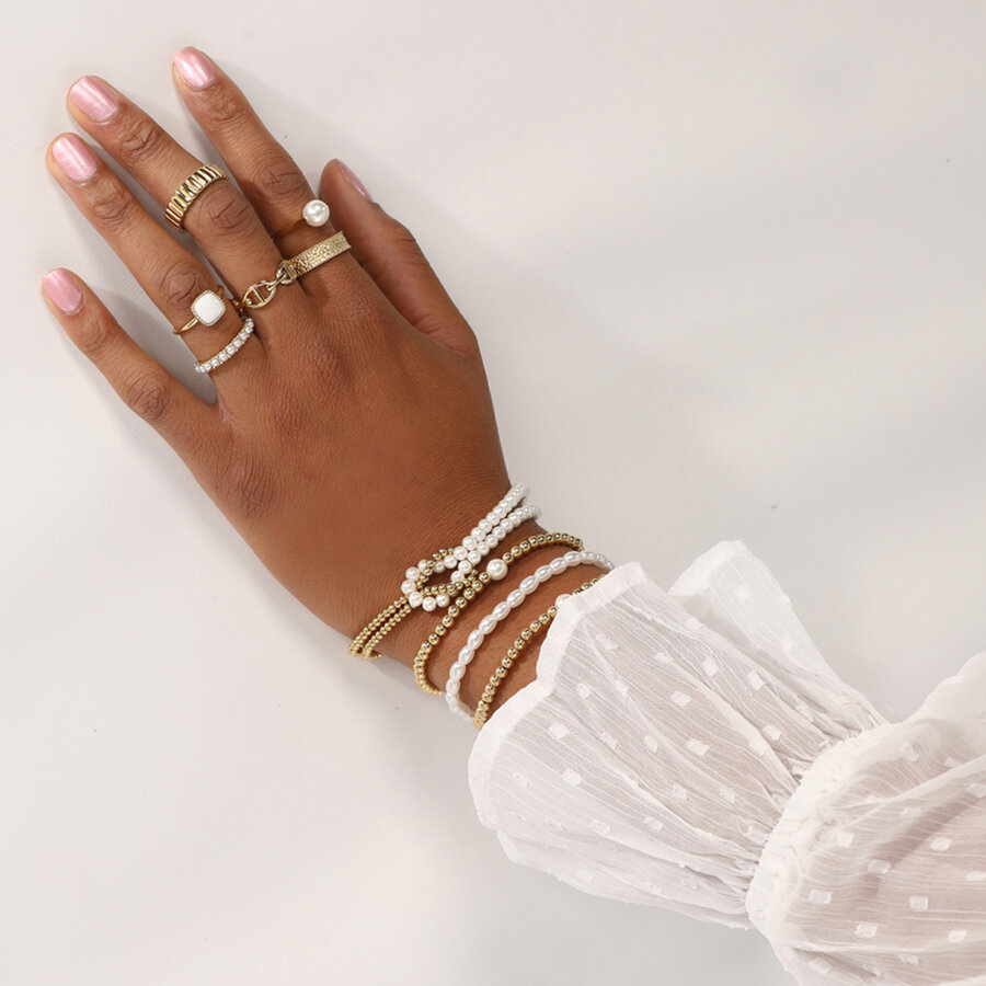 My Bendel Gouden armband met sierlijke lus en witte parel. Tijdloze elegantie en symboliek. Verstelbaar van 155 mm tot 195 mm. # VI5567