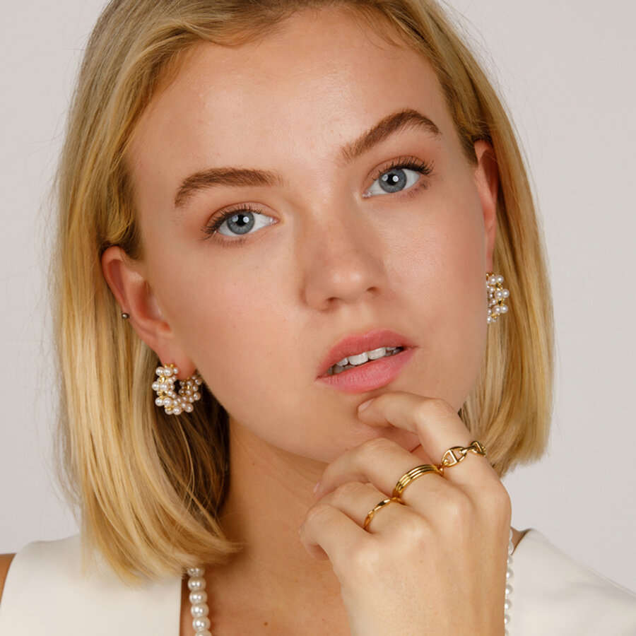 My Bendel Gouden oorring versierd  met witte parels