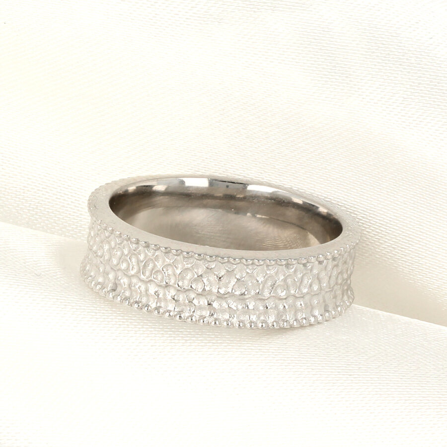 My Bendel Brede zilveren ring met structuur