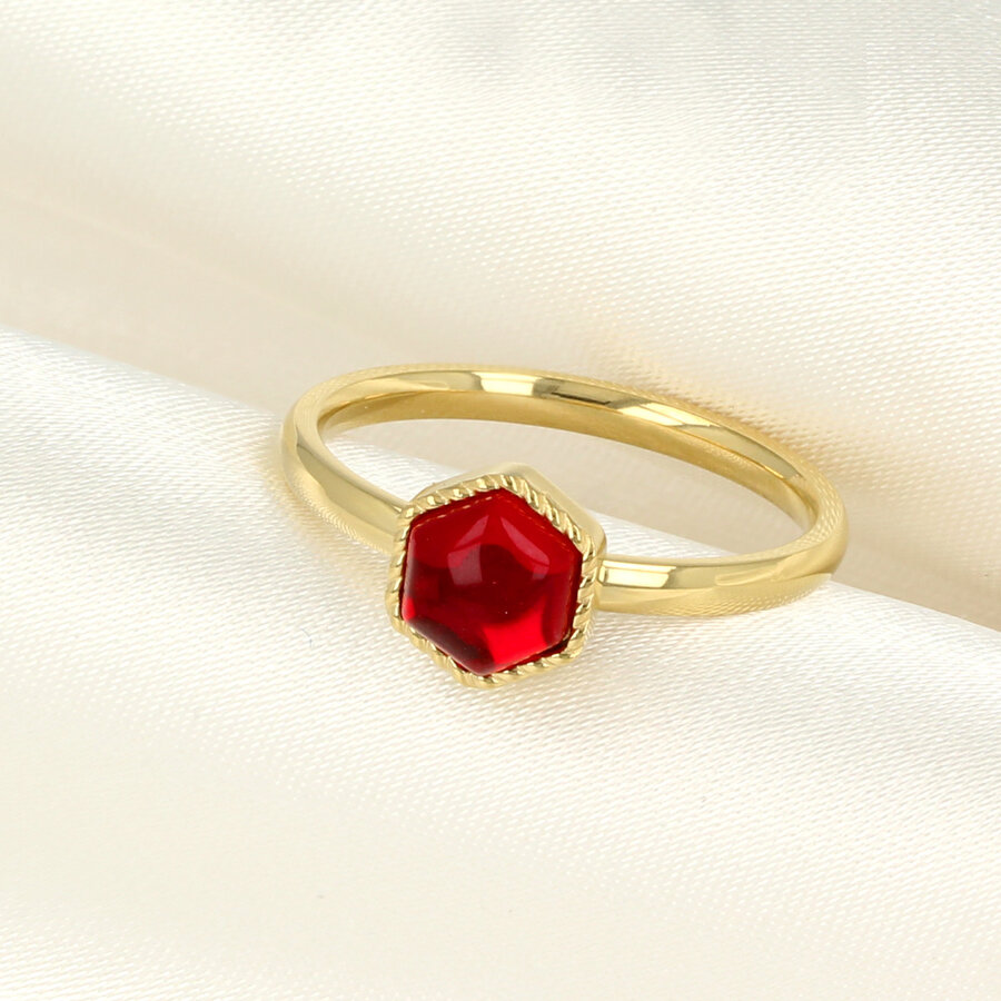 My Bendel Gouden ring met zeshoekige donkerrode glassteen. Elegant en verfijnd. Perfecte aanvulling op elke look. 1 jaar garantie.