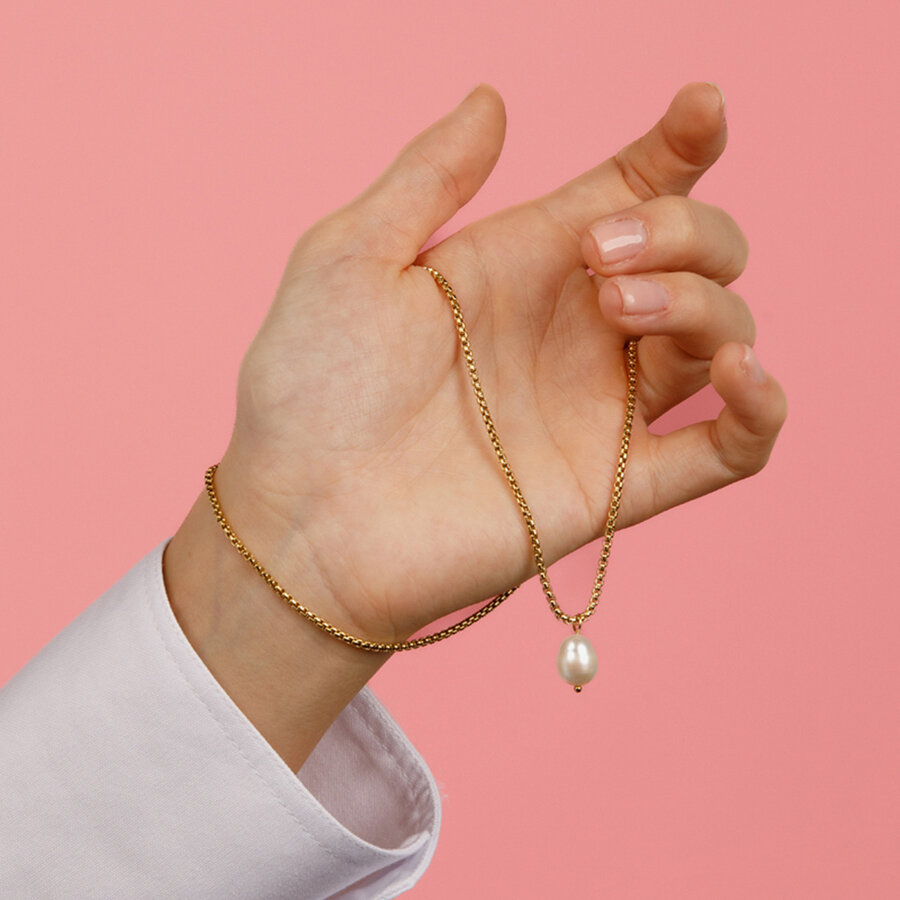 My Bendel Stijlvolle gouden ketting met witte zoetwaterparel, een tijdloos accessoire dat elke outfit verfijnt. Voeg elegantie toe met My Bendel.