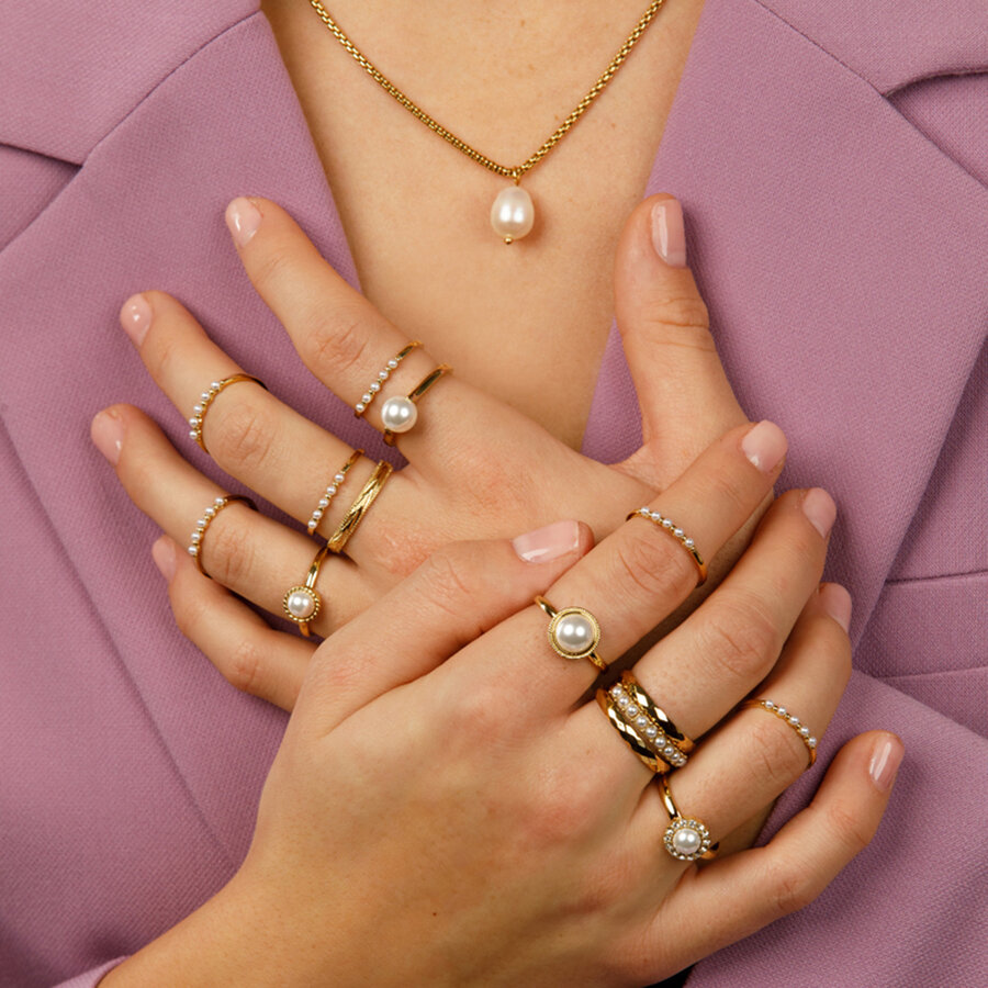 My Bendel Stijlvolle gouden ketting met witte zoetwaterparel, een tijdloos accessoire dat elke outfit verfijnt. Voeg elegantie toe met My Bendel.