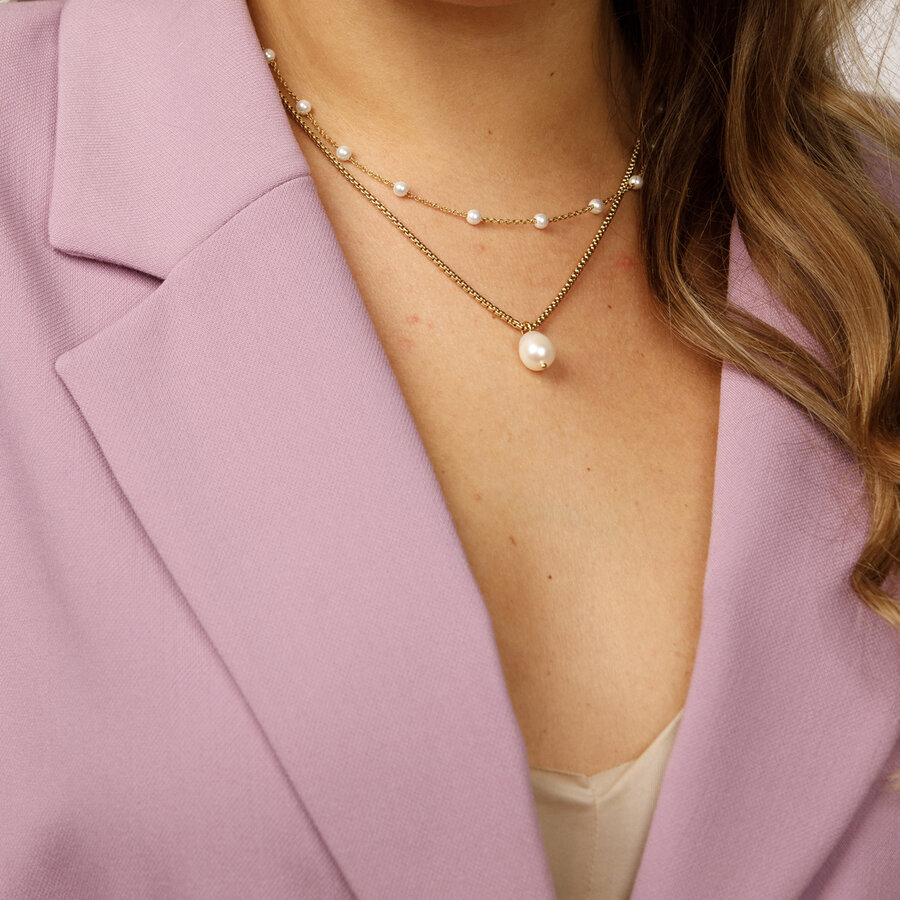 My Bendel Stijlvolle gouden ketting met witte zoetwaterparel, een tijdloos accessoire dat elke outfit verfijnt. Voeg elegantie toe met My Bendel.