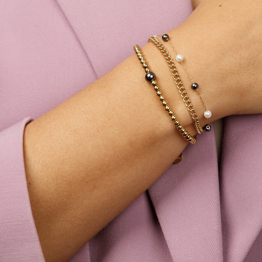 My Bendel Verstelbare gouden armband met zwarte en witte parels. Mysterie en schoonheid in één. Perfect voor elke gelegenheid. # VI5573