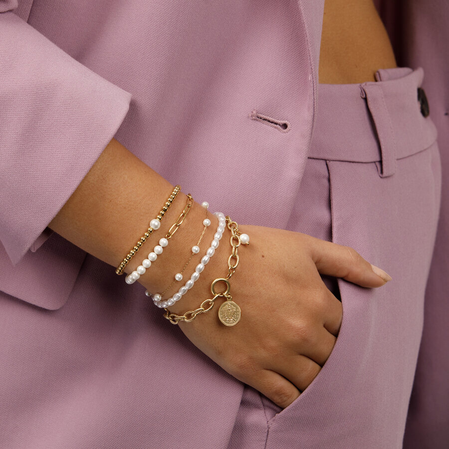 My Bendel Elegante gouden kralenarmband met een grote witte parel. Symboliseert onschuld en nieuw begin. Lengte 165mm, elastisch. Perfect voor elke gelegenheid. # VI5582