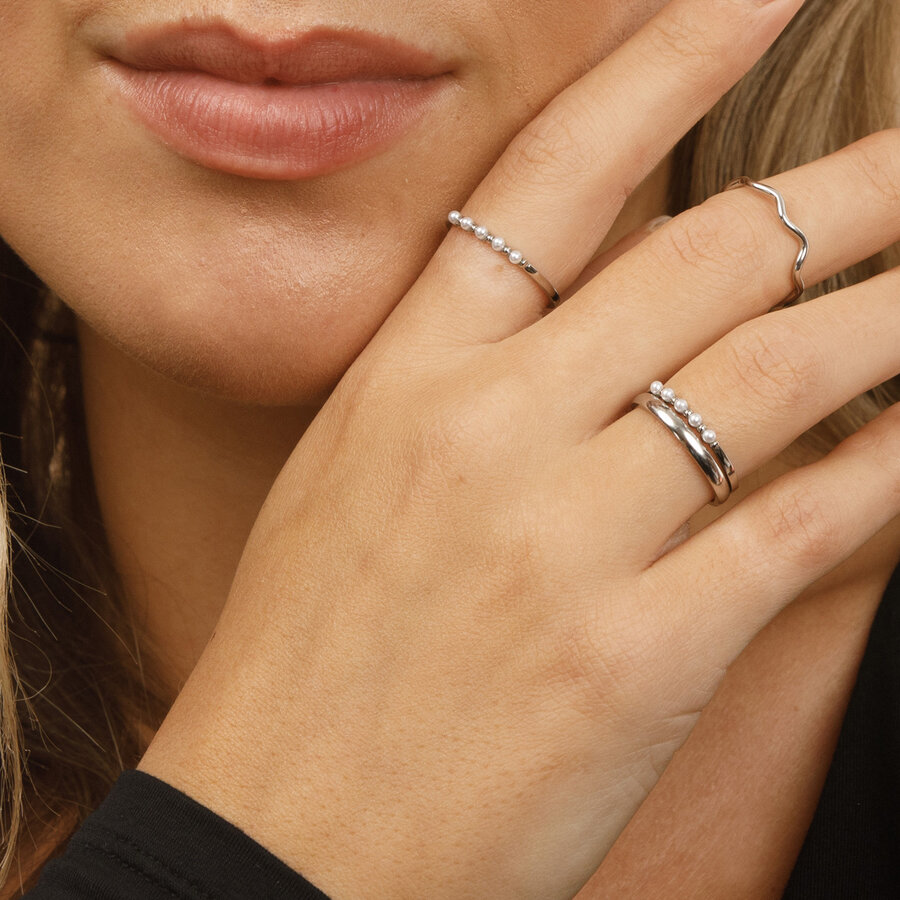 My Bendel Minimalistische zilveren ring met 5 witte parels. Elegant en tijdloos design. Perfect voor elke gelegenheid. 1 jaar garantie.