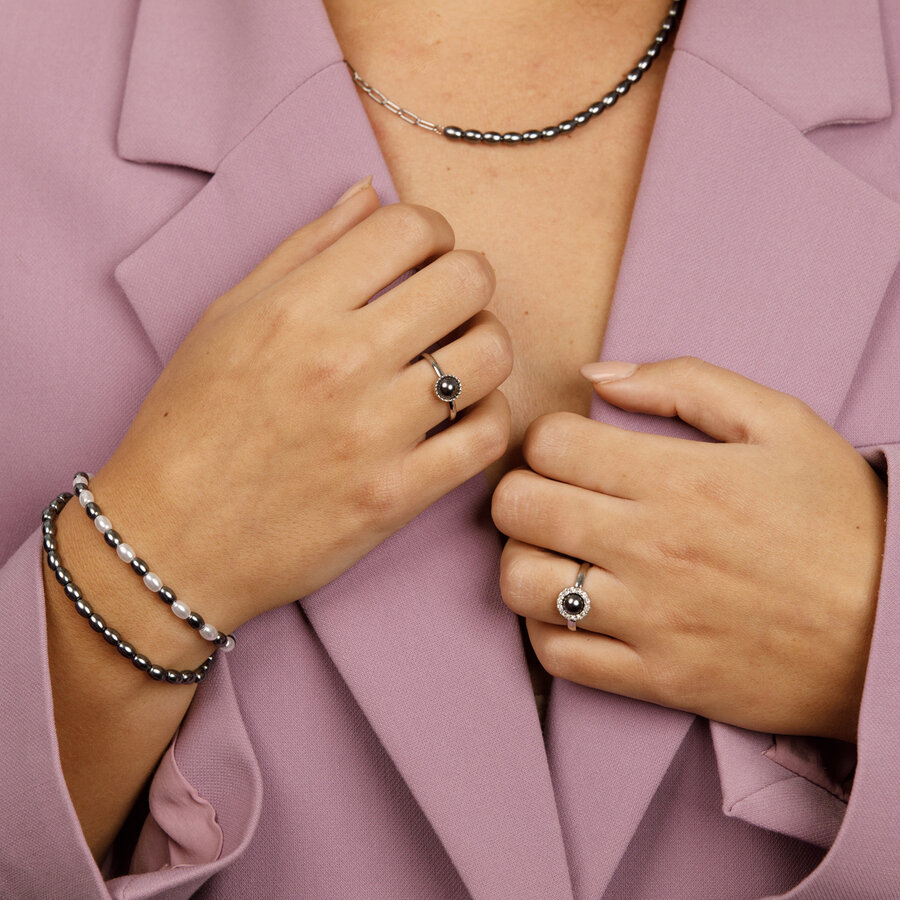 My Bendel Zilveren ring met zwarte parel en zirkonia steentjes. Luxe uitstraling, symbool van rijkdom. 1 jaar garantie.
