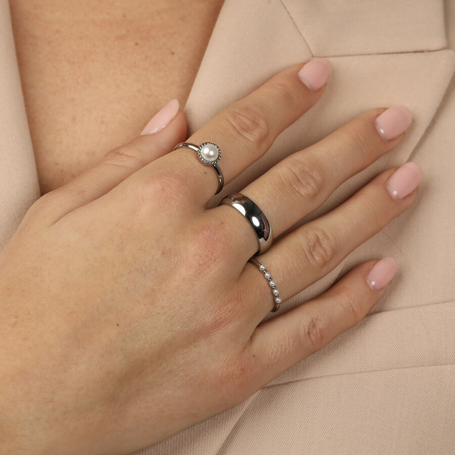 My Bendel Minimalistische zilveren ring met 5 witte parels. Elegant en tijdloos design. Perfect voor elke gelegenheid. 1 jaar garantie.