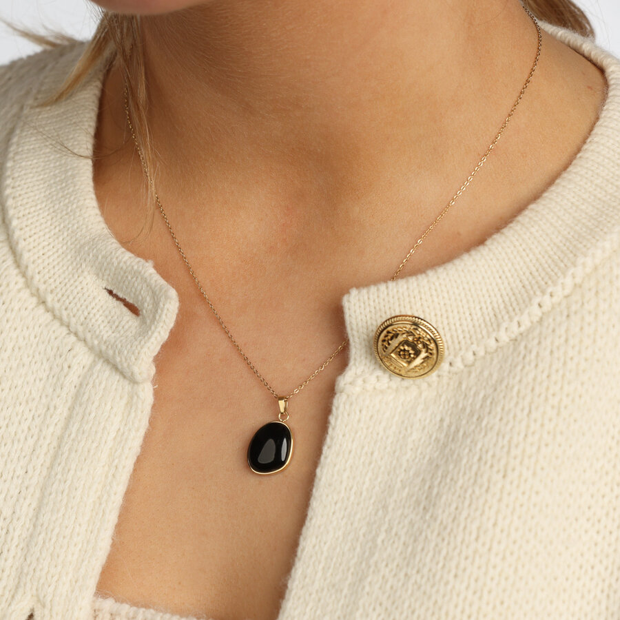 My Bendel Gouden ketting met grote Onyx hanger, symbool voor kracht en focus. Unieke combinatie voor een stijlvolle look. My Bendel