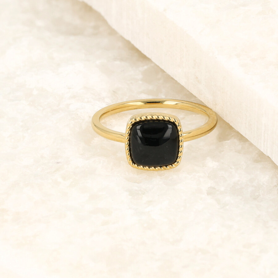 My Bendel Eye-catching signet ring in gold with onyx gemstone