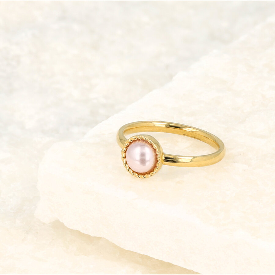 My Bendel Gold ring with an pink pearl and a twisted rim