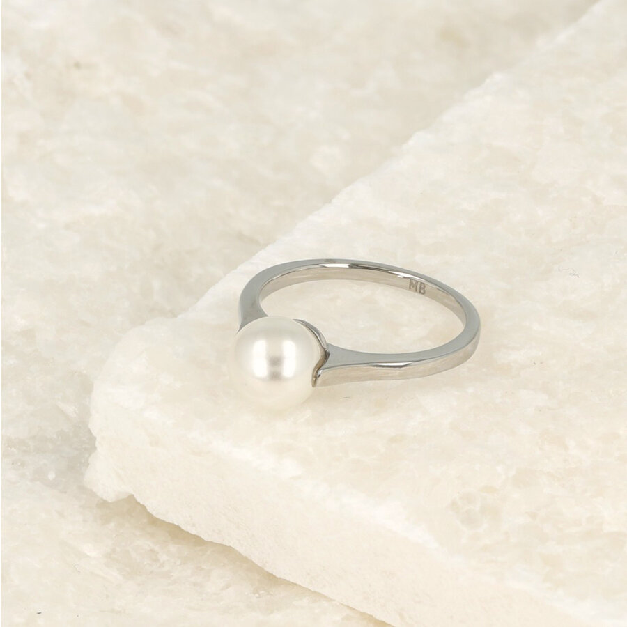My Bendel Zilveren ring met grote witte parel, symbool van tijdloze schoonheid en verfijning. Inclusief 1 jaar garantie.