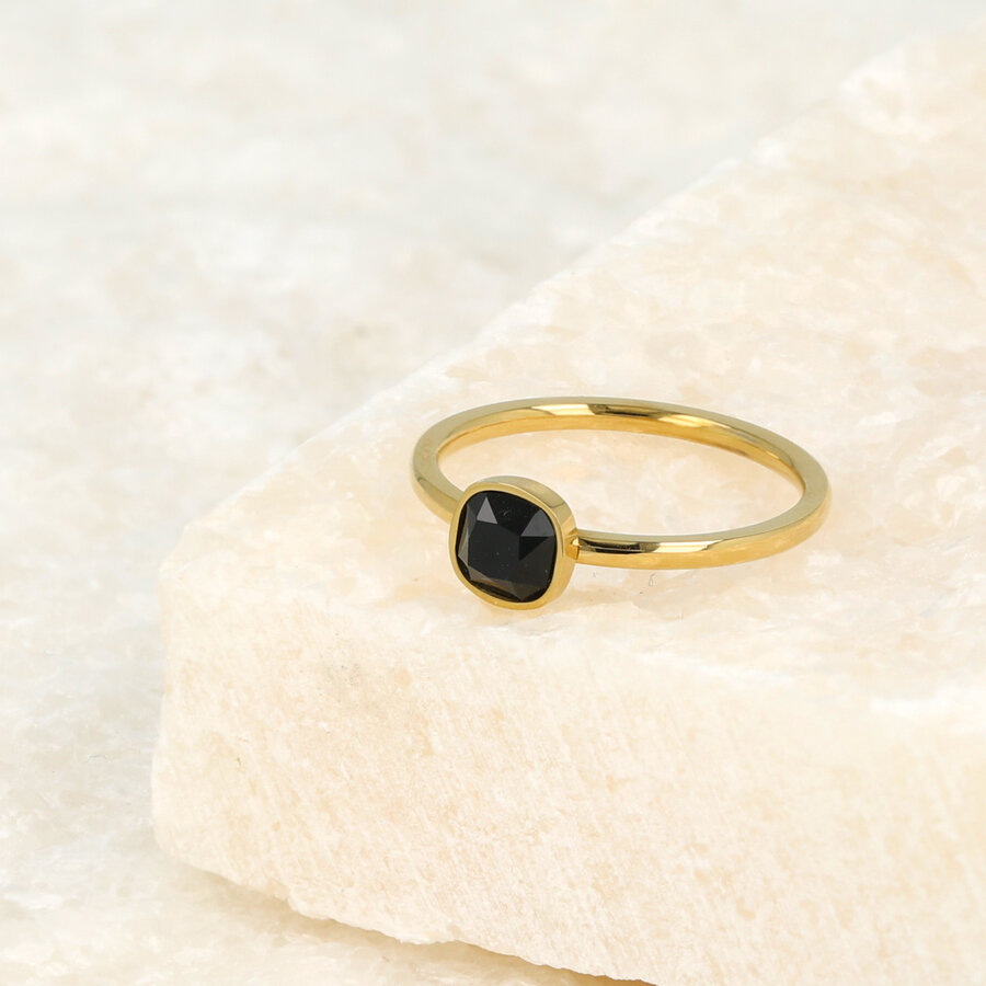 My Bendel Fijne aanschuifring - goud- met zwarte glassteen gemaakt van mooi blijvend edelstaal