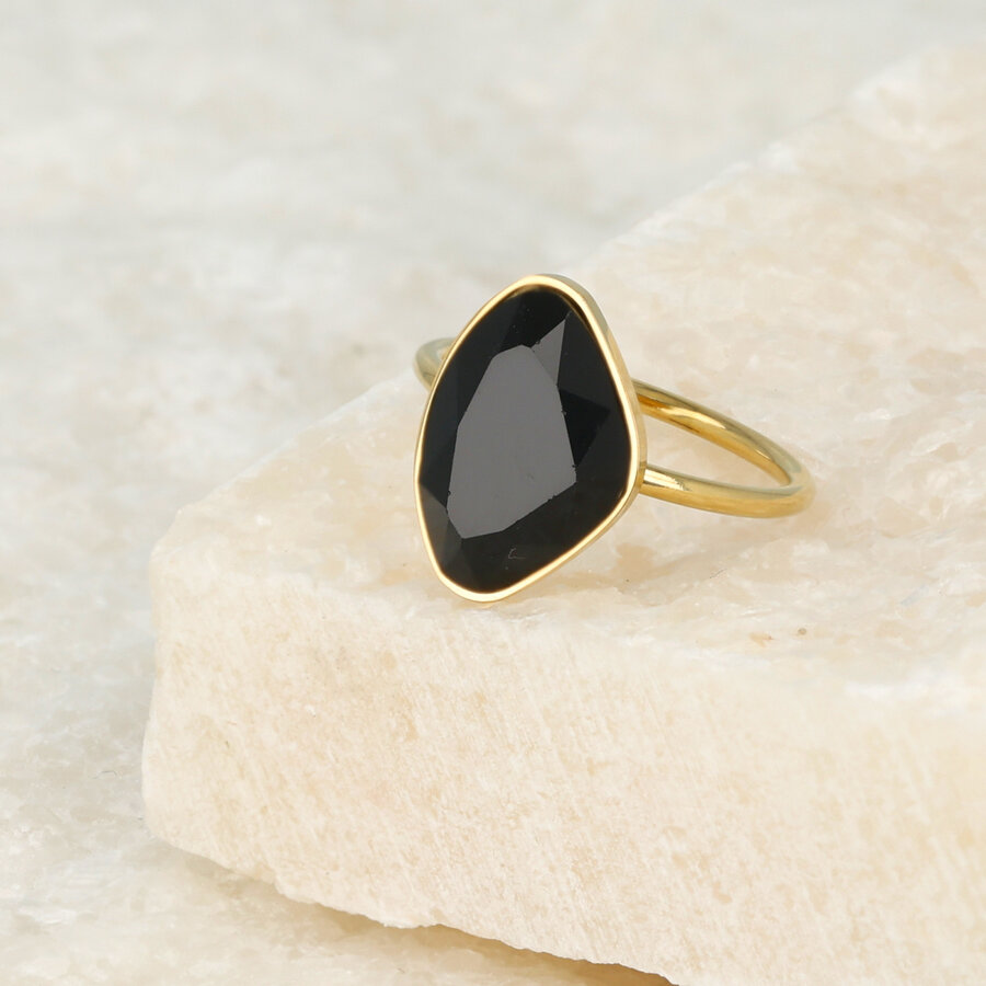 My Bendel Minimalistische gouden ring met zwarte glassteen, Stainless steel, perfect te stapelen. 1 jaar garantie.