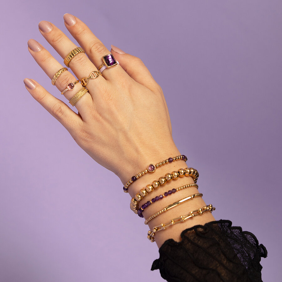 My Bendel Stijlvolle elastische armband met glanzende bedel. Comfortabel en elegant, perfect voor elke gelegenheid. Voeg flair toe aan je look. # MB3562