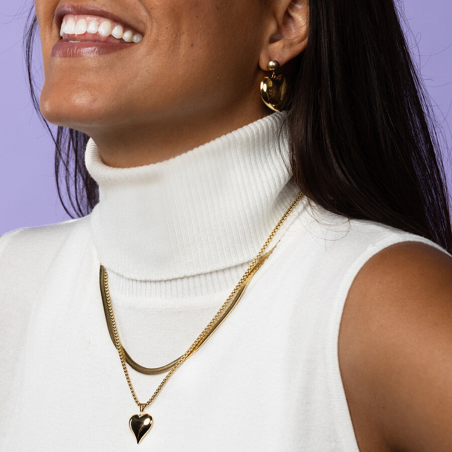 My Bendel Lange gouden ketting met 17 mm harten bedel, straalt liefde en elegantie uit. Perfect voor een stijlvolle, persoonlijke look. My Bendel.