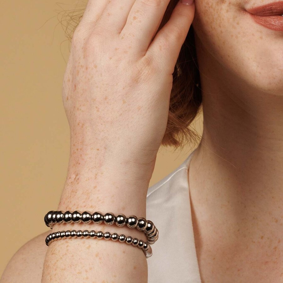My Bendel Stijlvolle zilveren armband met 5mm stainless steel kralen. Elastisch voor eenvoudig dragen. Perfect voor elke gelegenheid. # VI5002.