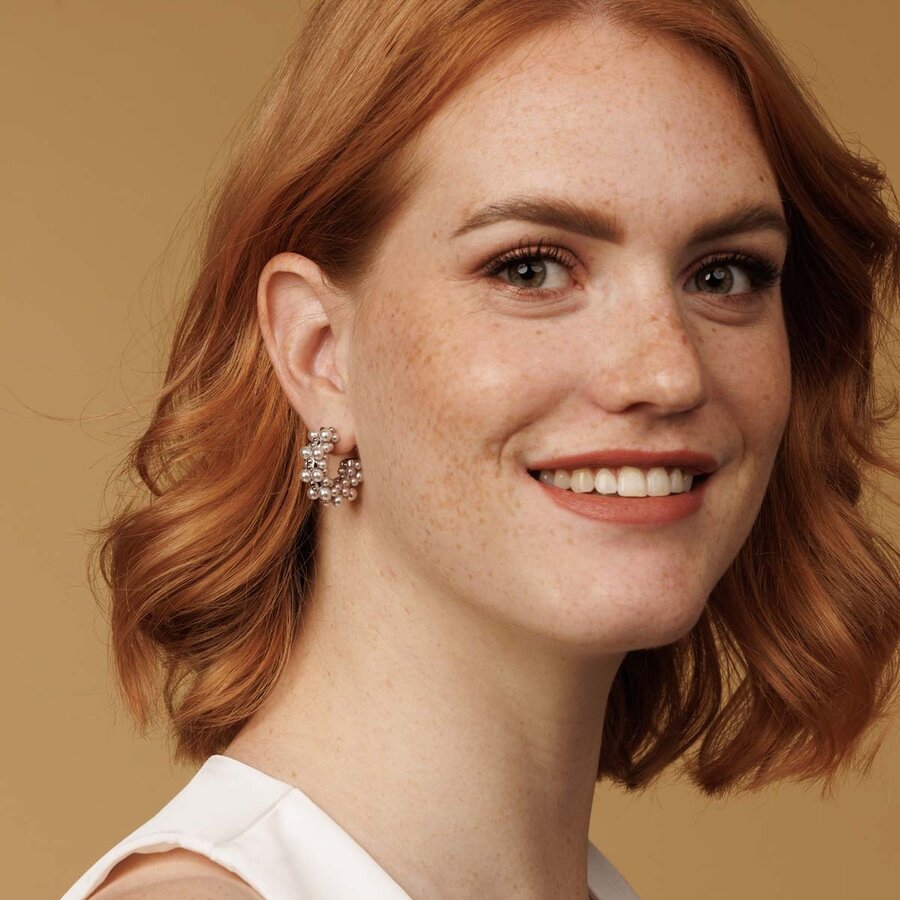 My Bendel Zilveren oorring versierd  met witte parels