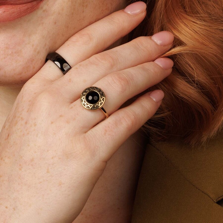 My Bendel Vintage gouden ring met diepzwarte Onyx steen, hypoallergeen sieraad. Tijdloze glans. 1 jaar garantie.