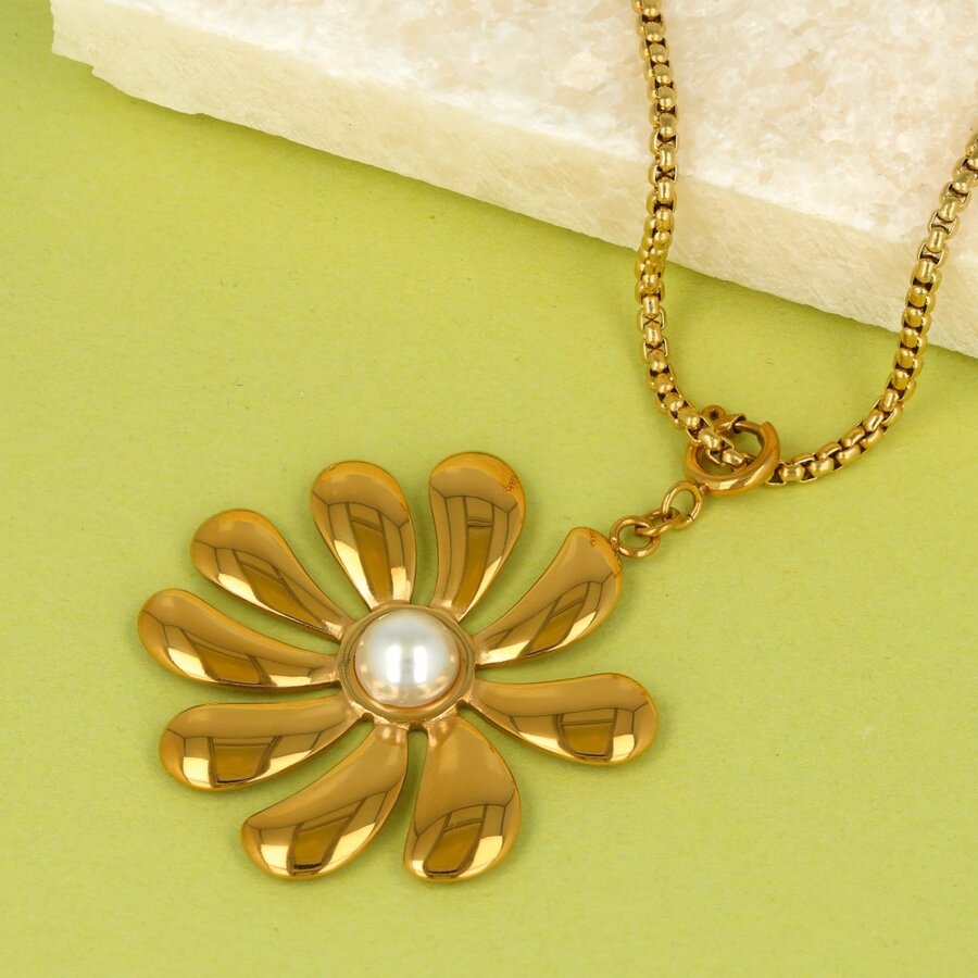My Bendel 47 cm lange gouden ketting met bloem hanger en witte parel