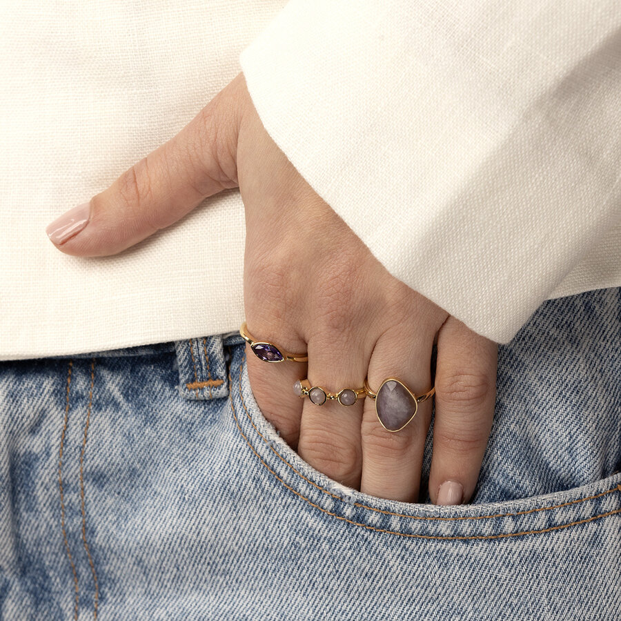 My Bendel Subtiele edelstenen in Lilac Quartz verwerkt in een gouden ring