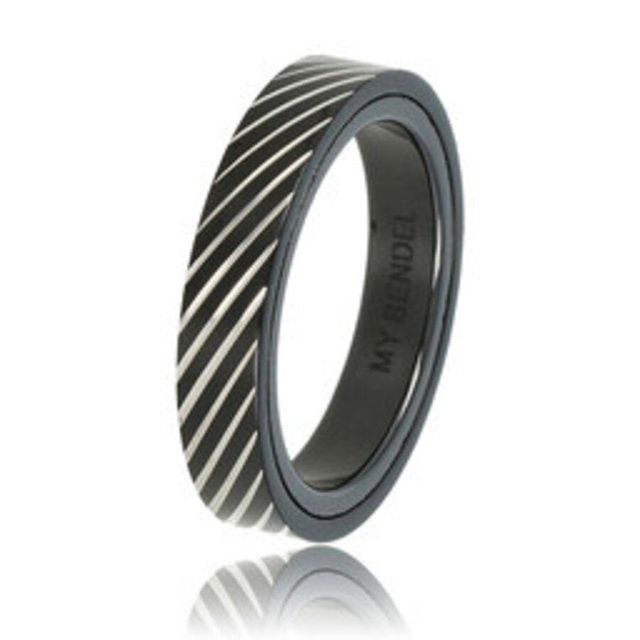 My Bendel Stoere  zwart keramieken ring gegraveerd met edelstalen strepen
