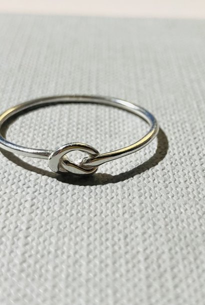 Feiner Ring mit Knoten aus 925er Sterling Silber