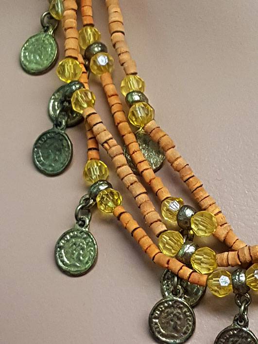 Kette mit orange Perlen und altmüntzen