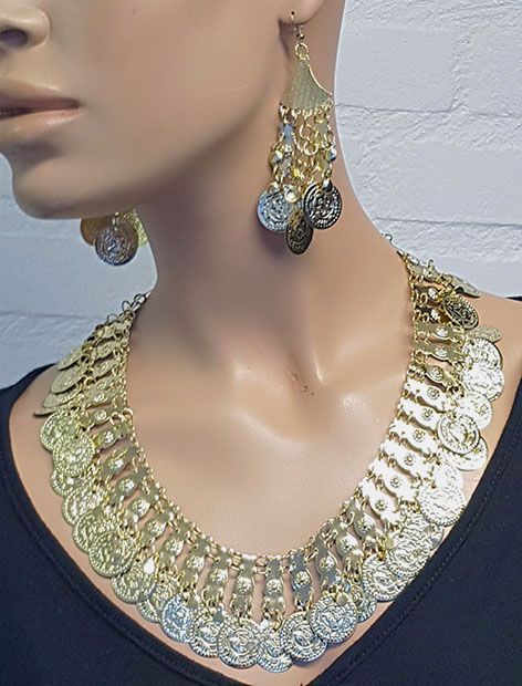 Necklace with coins in gold with earrings