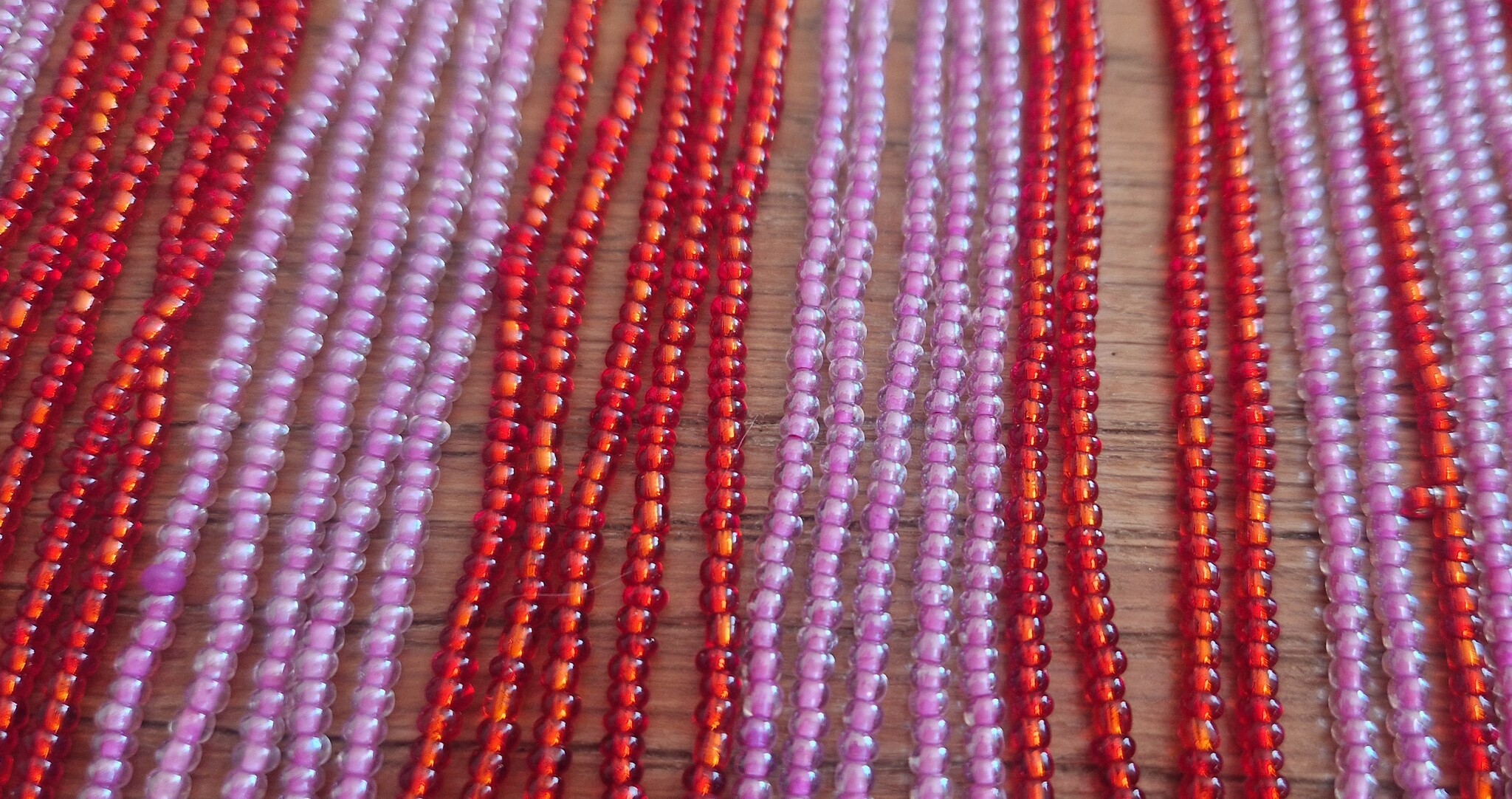 Perlenkette mit Fransen in Rot/rosa mit vielen Perlen