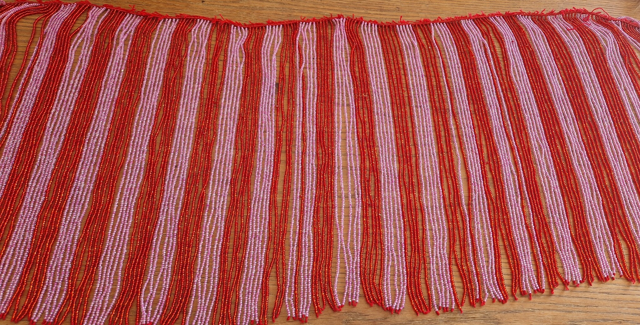 Perlenkette mit Fransen in Rot/rosa mit vielen Perlen