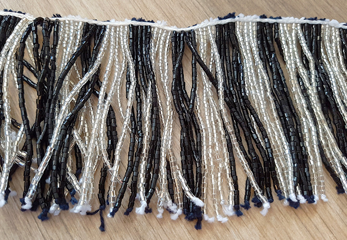Perlenkette mit Fransen in Schwarz/Silber mit vielen Perlen