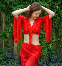 Top in rot aus Spitzenstoff.