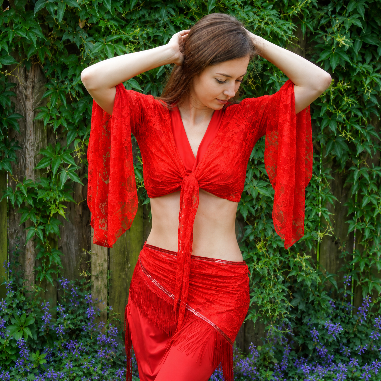 Top in rot aus Spitzenstoff.