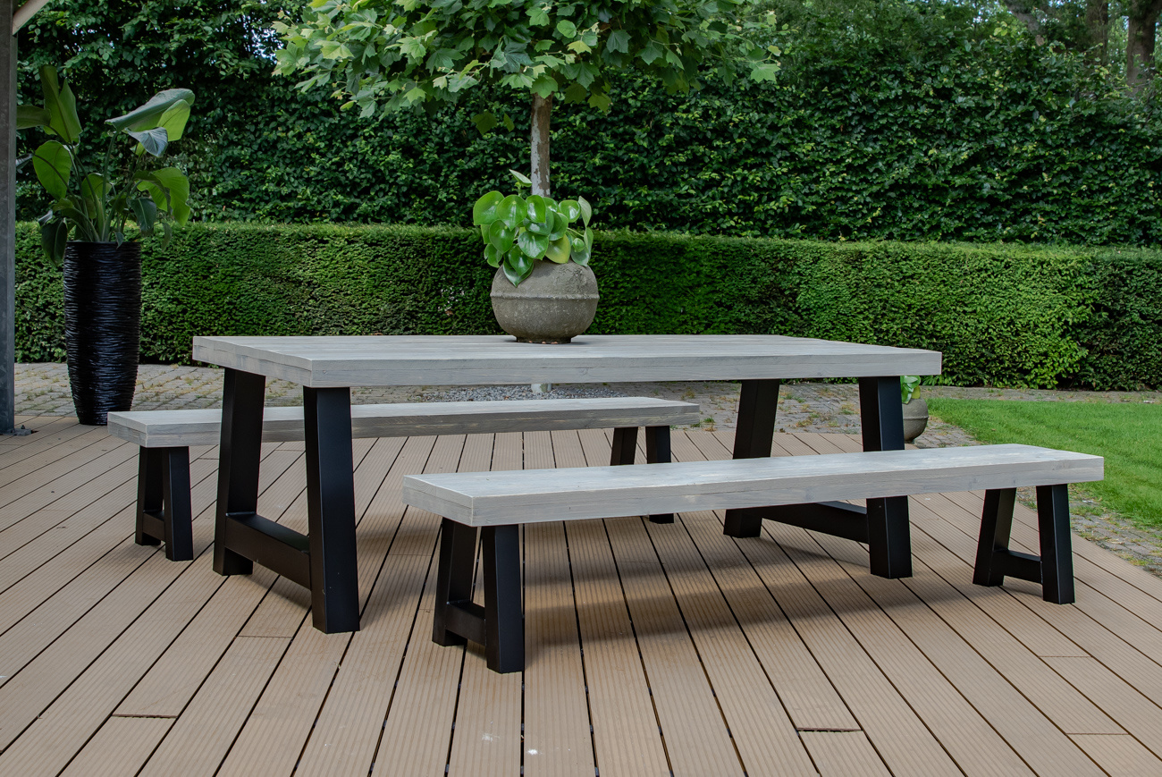 Verbetering familie Retoucheren Eettafel gemaakt van gebruikt steigerhout op een stalen A-frame voor buiten  - Firma Hout & Staal
