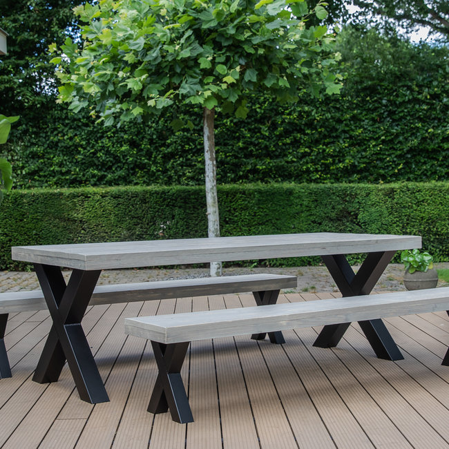 Eettafel gemaakt van gebruikt steigerhout op een stalen X-frame voor - Hout & Staal