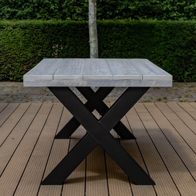 Eettafel gemaakt van gebruikt steigerhout op een stalen Xframe voor