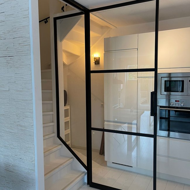 Maatwerk enkele taatsdeur met 1 smal paneel