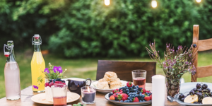 Een gezellige tafelsetting tijdens een zomers diner