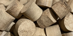 De duurzame keuze: Het recyclen van zaagafval tot houtbriketten