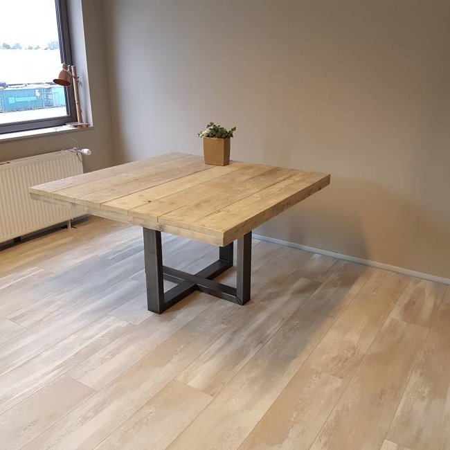 Vierkante eettafel met stalen frame
